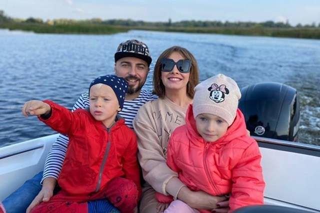 Елена Кравец показала подросших двойняшек Ваню и Катю